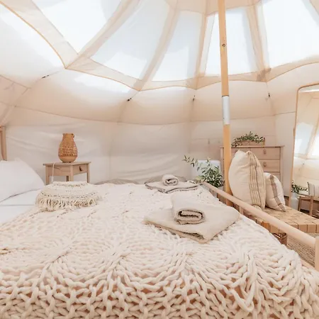 Villa One Mit Pool, Gaestehaus & Glamping