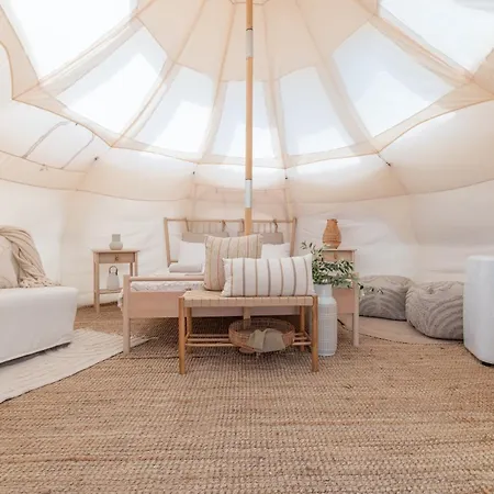 One Mit Pool, Gaestehaus & Glamping