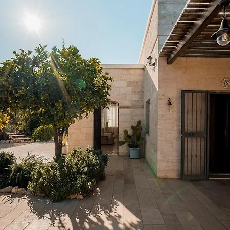 One Mit Pool, Gaestehaus & Glamping וילה