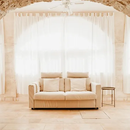 One Mit Pool, Gaestehaus & Glamping אוסטוני