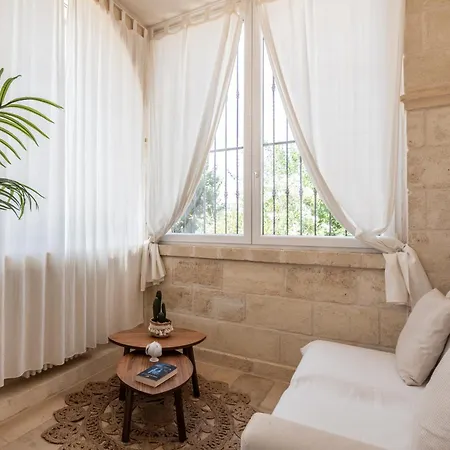 One Mit Pool, Gaestehaus & Glamping אוסטוני