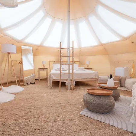 One Mit Pool, Gaestehaus & Glamping فيلة